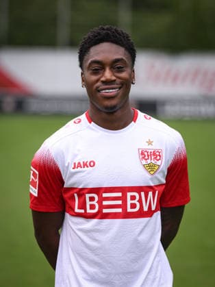 FUSSBALL 1. BUNDESLIGA SAISON 2026 2027 18.08.2026 Portraettermin beim VfB Stuttgart auf dem Trainingsgelaende: Justin Diehl *** SOCCER: BUNDESLIGA 1, 2026–2027 SEASON, August 18, 2026: Photo shoot at VfB Stuttgart’s training facility with Justin Diehl