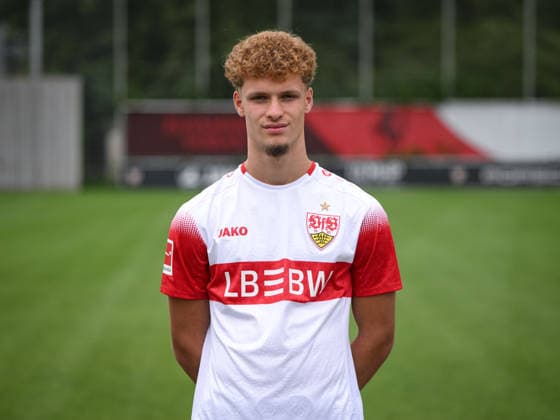 FUSSBALL 1. BUNDESLIGA SAISON 2026 2027 18.08.2026 Portraettermin beim VfB Stuttgart auf dem Trainingsgelaende: Lazar Jovanovic *** SOCCER 1ST BUNDESLIGA 2026–2027 SEASON August 18, 2026: Photo shoot with Lazar Jovanovic at VfB Stuttgart s training facility