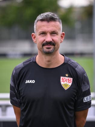 FUSSBALL 1. BUNDESLIGA SAISON 2026 2027 18.08.2026 Portraettermin beim VfB Stuttgart auf dem Trainingsgelaende: Praeventivtrainer Martin Franz *** SOCCER 1 BUNDESLIGA SEASON 2026–2027 August 18, 2026: Photo session at VfB Stuttgart’s training facility with preventive trainer Martin Franz
