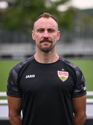 FUSSBALL 1. BUNDESLIGA SAISON 2026 2027 18.08.2026 Portraettermin beim VfB Stuttgart auf dem Trainingsgelaende: Athletiktrainer Matthias Schiffers *** SOCCER: BUNDESLIGA 1, 2026–2027 SEASON, AUGUST 18, 2026: Photo shoot at VfB Stuttgart’s training facility with athletic trainer Matthias Schiffers