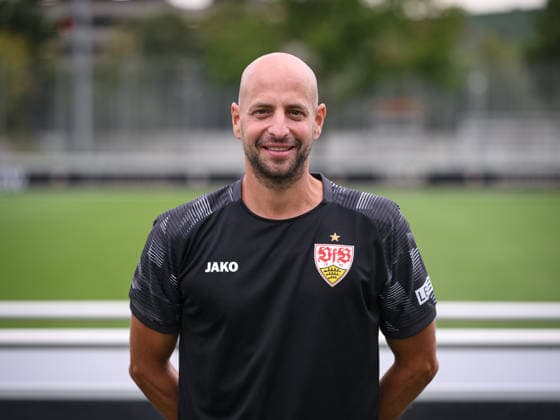 FUSSBALL 1. BUNDESLIGA SAISON 2026 2027 18.08.2026 Portraettermin beim VfB Stuttgart auf dem Trainingsgelaende: Torwart - Trainer Steffen Krebs *** SOCCER: BUNDESLIGA 1, 2026–2027 SEASON, August 18, 2026: Photo session at VfB Stuttgart’s training facility with goalkeeper coach Steffen Krebs