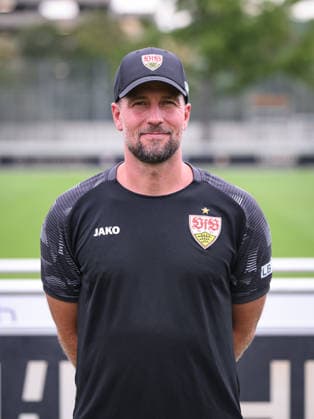 FUSSBALL 1. BUNDESLIGA SAISON 2026 2027 18.08.2026 Portraettermin beim VfB Stuttgart auf dem Trainingsgelaende: Trainer Sebastian Hoeness *** SOCCER: BUNDESLIGA 1, 2026–2027 SEASON, AUGUST 18, 2026: Photo op at VfB Stuttgart’s training facility with Coach Sebastian Hoeness