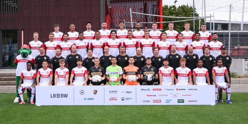 FUSSBALL 1. BUNDESLIGA SAISON 2026 2027 18.08.2026 Fototermin beim VfB Stuttgart auf dem Trainingsgelaende, Mannschaftfsbild: Justin Diehl, Badredine Bouanani, Yanik Spalt, Mirza Catovic, Marius Funk, Fabian Bredlow, Dennis Seimen, Stefan Drljaca, Ertugrul Yigit, Lazar Jovanovic, Jarzinho Malanga, Lorenz Assignon (vorn v.li.) VfB Maskottchen Fritzle, Jasper Smets, Marcus Fregin, Philip Kipp, Jan Schimpchen, Florian Mohr, Martin Franz, Nate Weiss, Dr. Andre Filipovic, Matthias Schiffers, Steffen Krebs, David Krecidlo, Sebastian Hoeness (Reihe 2 v.li.) Chris Führich, Maximilian Mittelstädt, Leonidas Stergiou, Jeremy ArÃ valo, Nikolas Nartey, Ameen Al-Dakhil, Luca Jaquez, Grischa Prömel, Angelo Stiller, Bilal El Khannouss, Tiago Tomas, Deniz Undav (Reihe 3 v.li.) Leo Sauer, Jamie Leweling, Atakan Karazor, Jeff Chabot, Chema, Josha Vagnoman, Ramon Hendriks, Dzenan Pejcinovic, Finn Jeltsch, Ermedin Demirovic (Reihe 4 v.li.) *** SOCCER 1 BUNDESLIGA SEASON 2026–2027 AUGUST 18, 2026 Photo session at VfB Stuttgart’s training facility, team photo: Justin Diehl, Badredine Bouanani, Yanik Spalt, Mirza Catovic, Marius Funk, Fabian Bredlow, Dennis Seimen, Stefan Drljaca, Ertugrul Yigit, Lazar Jovanovic, Jarzinho Malanga, Lorenz Assignon; front row, from left: VfB mascot Fritzle, Jasper Smets, Marcus Fregin, Philip Kipp, Jan Schimpchen, Florian Mohr, Martin Franz, Nate Weiss, Dr. Andre Filipovic, Matthias Schiffers, Steffen Krebs, David Krecidlo, Sebastian Hoeness; Row 2, from left: Chris Führich, Maximilian Mittelstädt, Leonidas Stergiou, Jeremy Arévalo, Nikolas Nartey, Ameen Al Dakhil, Luca Jaquez, Grischa Prömel, Angelo Stiller, Bilal El Khannouss, Tiago Tomas, Deniz Undav; Third row, from left: Leo Sauer, Jamie Leweling, Atakan Karazor, Jeff Chabot, Chema, Josha Vagnoman, Ramon Hendriks, Dzenan Pejcinovic, Finn Jeltsch, Ermedin Demirovic Row 4, from left