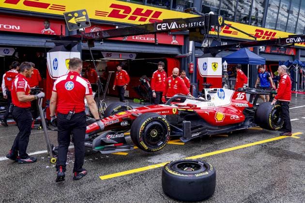 ZANDVOORT - Scuderia Ferrari HP mechanics with Charles Leclerc s car for the free practice session of the Formula 1 Heineken Dutch Grand Prix at Circuit Zandvoort on August 21, 2026 in Zandvoort, the Netherlands. MARCEL TER BALS ANP xVIxANPxSportx xMarcelxterxBalsxIVx 565928123 originalFilename: 565928123.jpg