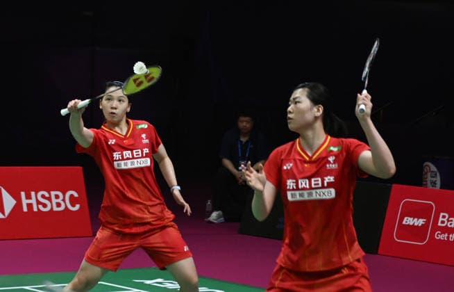 (260821) -- NEW DELHI, Aug. 21, 2026 -- Luo Xumin Li Yijing (L) compete during the women s doubles quarterfinal match between China s Luo Xumin Li Yijing and Indonesia s Rachel Allessya Rose Febi Setianingrun at BWF World Championships in New Delhi, India, Aug. 21, 2026. ) (SP)INDIA-NEW DELHI-BADMINTON-BWF WORLD CHAMPIONSHIPS-WOMEN S DOUBLES JavedxDar 