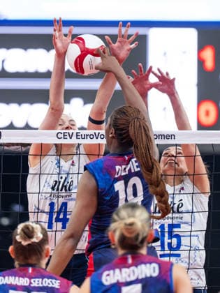 260821 Tereza Hrusecka and Karolina Fricova of Slovakia against Eve Mathi of France during the CEV EuroVolley 2026 group stage volleyball match between France and Slovakia on August 21, 2026 in Gothenburg. Photo: Mathias Bergeld BILDBYRAN kod MB MB1401 volleyboll volleyball cev eurovolley 2026 volleyboll-em france slovakia dam bbeng frankrike slovakien women kvinner *** August 21, 2026: Tereza Hrusecka and Karolina Fricova of Slovakia face off against Eve Mathi of France during the CEV EuroVolley 2026 group stage volleyball match between France and Slovakia on August 21, 2026 in Gothenburg. Photo by Mathias Bergeld. BILDBYRAN code MB MB1401 volleyball CEV EuroVolley 2026 women s volleyball European Championship France Slovakia  Copyright: MATHIASxBERGELD BB260821MB029