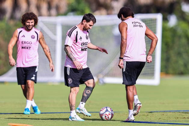 Sport Bilder des Tages FORT LAUDERDALE, FL - AUGUST 21: Lionel Messi (10) and Telasco Segovia (8) of Inter Miami CF are seen during an Inter Miami Training Session at Florida Blue Training Center on August 21, 2026 in Fort Lauderdale, Florida. SOCCER: AUG 21 Inter Miami CF Training EDITORIAL USE ONLY Icon2608210000009