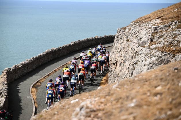 2026 Lloyds Tour of Britain Women Picture by Olly Hassell SWpix.com - 21 08 2026 - Cycling - UCI Women s World Tour - 2026 Lloyds Tour of Britain Women - Stage 3: Mold to The Great Orme (104.7km) - The peloton on the final climb to the Great Orme Copyright: x xSWpix.comx(t axPhotographyxHubxLtd)xOllyxHassell SWpix.comx SWP-3030-18650