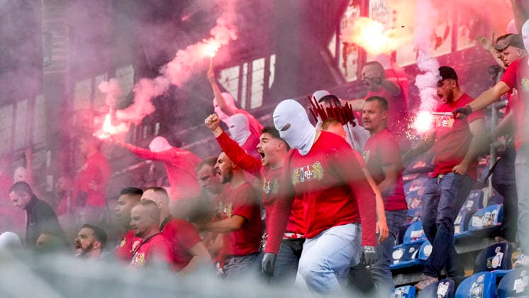 Die Fans vom 1. FC Kaiserslautern zünden beim Einmarsch in der Fankurve Pyrotechnik, Stimmung im Stadion, Atmosphäre, Pyro, Pyros, Ultras, Zuschauer, Fanblock, Chaoten, Bengalo, Bengalos, Feuerwerk, flare, 21.08.2026, Mannheim (Deutschland), Fussball, DFB-Pokal, 1. Runde, SV Waldhof Mannheim - 1. FC Kaiserslautern, DFB DFL REGULATIONS PROHIBIT ANY USE OF PHOTOGRAPHS AS IMAGE SEQUENCES AND OR QUASI-VIDEO. *** Fans of 1 FC Kaiserslautern set off pyrotechnics as they march into the fan section; stadium atmosphere, pyro, Ultras, spectators, fan block, troublemakers, Bengalo, Bengalos, fireworks, flare, August 21, 2026, Mannheim, Germany, soccer, DFB Cup, 1st round, SV Waldhof Mannheim vs. 1 FC Kaiserslautern, DFB and DFL regulations prohibit any use of photographs as image sequences and or quasi-video xozx