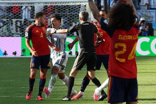 Argentine midfielder Leonardo Paredes (C) punches Spain s defender Eric Garcia before attacking midfielder Gavi at the end of the 2026 FIFA World Cup, WM, Weltmeisterschaft, Fussball Final between Spain and Argentina at New York-New Jersey Stadium, USA, on July 19, 2026. Spain won and were crowned world champions. A month after the final, FIFA decided to suspend Paredes for 10 matches and Gavi for 1 match, in addition to imposing fines on the players and their respective associations. (Photo by Alejandro Pagni PHOTOxPHOTO) NEW JERSEY UNITED STATES Copyright: xALEJANDROxPAGNIx
