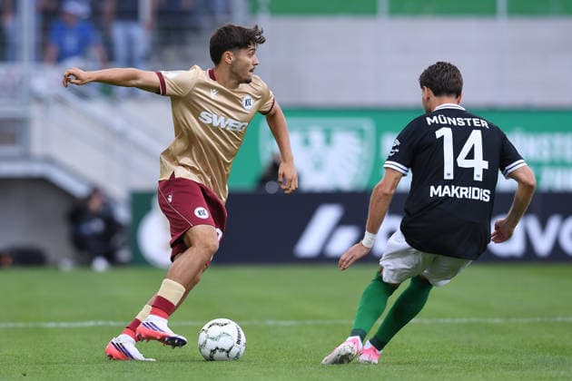Fußball DFB-Pokal 1. Runde SC Preußen Münster - Karlsruher SC am 21.08.2026 im LVM-Preußenstadion in Münster Rafael Pinto Pedrosa ( Karlsruhe ), links - Charalambos Makridis ( Münster ), rechts DFB regulations prohibit any use of photographs as image sequences and or quasi-video. *** Soccer, DFB Cup, First Round: SC Preußen Münster vs. Karlsruher SC on August 21, 2026, at the LVM Preußenstadion in Münster. Rafael Pinto Pedrosa (Karlsruhe, left); Charalambos Makridis (Münster, right). DFB regulations prohibit any use of photographs as image sequences and or quasi-video. xRx