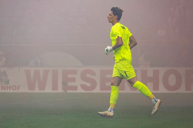 Im Bild: Torwart Thijmen Nijhuis (SV Waldhof Mannheim 07, 1) mitten im Nebel, verursacht durch Pyrotechnik 21.08.2026, SV Waldhof Mannheim 07 - 1. FC Kaiserslautern, DFB-Pokal, 1. Runde, Deutschland, Mannheim, Carl-Benz-Stadion, DFL REGULATIONS PROHIBIT ANY USE OF PHOTOGRAPHS AS IMAGE SEQUENCES AND OR QUASI-VIDEO. *** Pictured: Goalkeeper Thijmen Nijhuis of SV Waldhof Mannheim 07, 1, in the midst of fog caused by pyrotechnics, August 21, 2026, SV Waldhof Mannheim 07 vs. FC Kaiserslautern, DFB Cup, First Round, Germany, Mannheim, Carl Benz Stadium, DFL regulations prohibit any use of photographs as image sequences and or quasi-video Copyright: HMBxMedia xJulienxBecker
