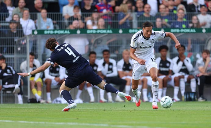 21.08.2026, Fussball DFB-Pokal, 1. Runde, SC St. Tönis - Eintracht Frankfurt, v.l., Memlan Darwish (SC St. Tönis), Younes Ebnoutalib (Eintracht Frankfurt) DFL DFB REGULATIONS PROHIBIT ANY USE OF PHOTOGRAPHS AS IMAGE SEQUENCES AND OR QUASI-VIDEO. xdcx *** August 21, 2026, Soccer DFB Cup, 1st Round, SC St. Tönis vs. Eintracht Frankfurt, from left: Memlan Darwish (SC St. Tönis), Younes Ebnoutalib (Eintracht Frankfurt). DFL and DFB regulations prohibit any use of photographs as image sequences and or quasi-video. xdcx Copyright: HMBxMedia Claus