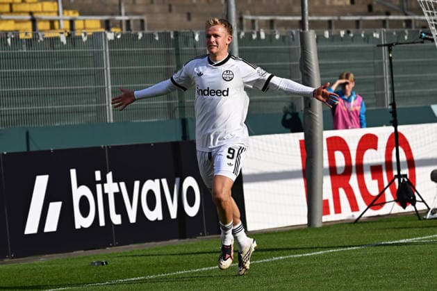 21.08.2026, xjhx, Fussball DFB Pokal 1.Runde, SC St.Tönis - Eintracht Frankfurt v.l. Torjubel nach dem Tor zum celebrating the goal celebrate 0:1 durch Jonathan Jonny Burkardt (Eintracht Frankfurt) Krefeld *** August 21, 2026, xjhx, Soccer, DFB Cup, First Round, SC St. Tönis vs. Eintracht Frankfurt – Goal celebration after Jonathan Jonny Burkardt scored the 0-1 goal for Eintracht Frankfurt in Krefeld