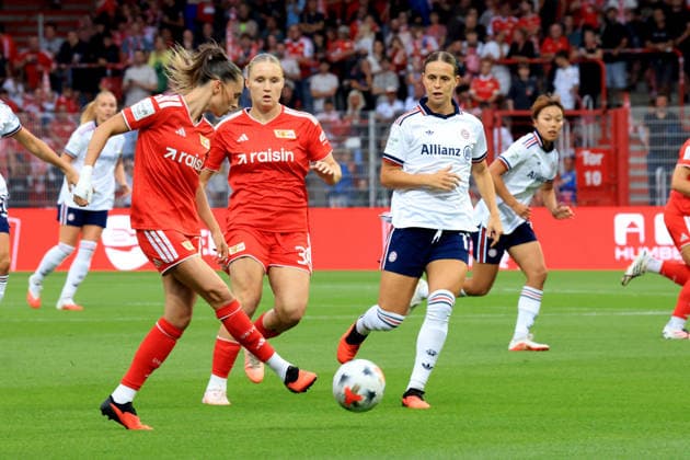 21.08.2026, GER Deutschland, Fussball, 1.Fussballbundesliga, Frauen, 2026 2027, Alte Foersterei, 1.FC Union vs. Bayern Muenchen Jill Janssen ( 1.FC Union Berlin 77 ), Jella Veit ( 1.FC Union Berlin 30 ), Buehl Klara ( FC Bayern Muenchen 17 ) 1. Liga: DFB DFL regulations prohibit any use of photographs as image sequences and or quasi-video) Berlin Stadion Alte Foersterei Berlin Deutschland *** August 21, 2026, GER Germany, Soccer, Bundesliga 1, Women, 2026–2027, Alte Foersterei, 1. FC Union vs. Bayern Munich, Jill Janssen, 1. FC Union Berlin 77, Jella Veit 1 FC Union Berlin 30, Klara Buehl FC Bayern Munich 17. 1st League. DFB and DFL regulations prohibit any use of photographs as image sequences and or quasi-video. Berlin, Alte Foersterei Stadium, Berlin, Germany Copyright: xNordphotox xEnglerx