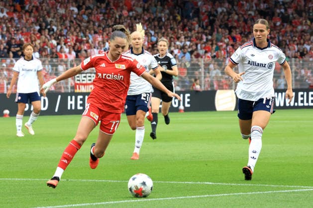 21.08.2026, GER Deutschland, Fussball, 1.Fussballbundesliga, Frauen, 2026 2027, Alte Foersterei, 1.FC Union vs. Bayern Muenchen Jill Janssen ( 1.FC Union Berlin 77 ), Buehl Klara ( FC Bayern Muenchen 17 ) 1. Liga: DFB DFL regulations prohibit any use of photographs as image sequences and or quasi-video) Berlin Stadion Alte Foersterei Berlin Deutschland *** August 21, 2026, GER Germany, Soccer, 1st Bundesliga, Women, 2026–2027, Alte Foersterei, 1. FC Union vs. Bayern Munich, Jill Janssen (1. FC Union Berlin) 77, Klara Buehl (FC Bayern Munich) 17. DFB and DFL regulations prohibit any use of photographs as image sequences and or quasi-video. Berlin, Alte Foersterei Stadium, Berlin, Germany Copyright: xNordphotox xEnglerx