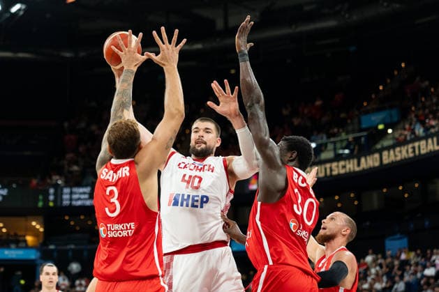 Yigitcan Saybir (Tuerkei, 03), Ivica Zubac (Kroatien, 40), Adem Bona (Tuerkei, 30), Malachi Flynn (Tuerkei, 11), GER, Kroatien vs Tuerkei, Basketball, Turkish Airlines Supercup, Halbfinale 1, 21.08.2026 GER, Kroatien vs Tuerkei, Basketball, Turkish Airlines Supercup, Halbfinale 1, 21.08.2026 Hamburg *** Yigitcan Saybir, Turkey, 03; Ivica Zubac, Croatia, 40; Adem Bona, Turkey, 30; Malachi Flynn, Turkey, 11; GER, Croatia vs. Turkey, Basketball, Turkish Airlines Supercup, Semifinal 1, August 21, 2026, GER, Croatia vs. Turkey, Basketball, Turkish Airlines Supercup, Semifinal 1, August 21, 2026, Hamburg Copyright: xEibner-Pressefoto MaxxVincenx EP_MVN