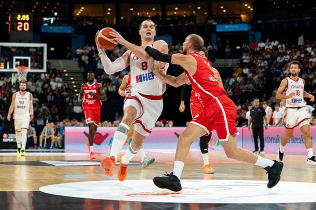 Mario Hezonja (Kroatien, 08) im Dribbling gegen Malachi Flynn (Tuerkei, 11), GER, Kroatien vs Tuerkei, Basketball, Turkish Airlines Supercup, Halbfinale 1, 21.08.2026 GER, Kroatien vs Tuerkei, Basketball, Turkish Airlines Supercup, Halbfinale 1, 21.08.2026 Hamburg *** Mario Hezonja (Croatia), No. 8, dribbling against Malachi Flynn (Turkey), No. 11, GER, Croatia vs. Turkey, Basketball, Turkish Airlines Supercup, Semifinal 1, August 21, 2026, GER, Croatia vs. Turkey, Basketball, Turkish Airlines Super Cup, Semifinal 1, August 21, 2026, Hamburg Copyright: xEibner-Pressefoto MaxxVincenx EP_MVN