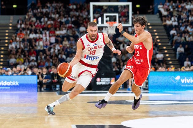 Dominik Mavra (Kroatien, 19) im Dribbling gegen Oemer Kutluay (Tuerkei, 12), GER, Kroatien vs Tuerkei, Basketball, Turkish Airlines Supercup, Halbfinale 1, 21.08.2026 GER, Kroatien vs Tuerkei, Basketball, Turkish Airlines Supercup, Halbfinale 1, 21.08.2026 Hamburg *** Dominik Mavra (Croatia), 19, dribbling against Oemer Kutluay (Turkey), 12, GER, Croatia vs. Turkey, Basketball, Turkish Airlines Supercup, Semifinal 1, August 21, 2026, GER, Croatia vs. Turkey, Basketball, Turkish Airlines Supercup, Semifinal 1, August 21, 2026, Hamburg Copyright: xEibner-Pressefoto MaxxVincenx EP_MVN