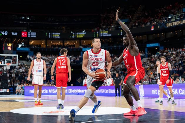 Luka Bozic (Kroatien, 29) im Dribbling gegen Adem Bona (Tuerkei, 30), GER, Kroatien vs Tuerkei, Basketball, Turkish Airlines Supercup, Halbfinale 1, 21.08.2026 GER, Kroatien vs Tuerkei, Basketball, Turkish Airlines Supercup, Halbfinale 1, 21.08.2026 Hamburg *** Luka Bozic (Croatia), 29, dribbling past Adem Bona (Turkey), 30, GER, Croatia vs. Turkey, Basketball, Turkish Airlines Supercup, Semifinal 1, August 21, 2026, GER, Croatia vs. Turkey, Basketball, Turkish Airlines Supercup, Semifinal 1, August 21, 2026, Hamburg Copyright: xEibner-Pressefoto MaxxVincenx EP_MVN