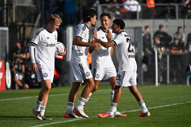 21.08.2026, xjhx, Fussball DFB Pokal 1.Runde, SC St.Tönis - Eintracht Frankfurt v.l. Torjubel nach dem Tor zum celebrating the goal celebrate 0:6 durch Can Uzun (Eintracht Frankfurt) Krefeld *** August 21, 2026, xjhx, Soccer, DFB Cup First Round, SC St. Tönis vs. Eintracht Frankfurt—Goal celebration after Can Uzun scored the 0–6 goal for Eintracht Frankfurt in Krefeld