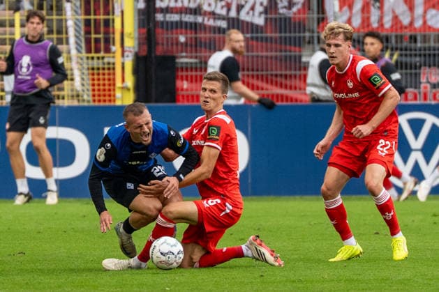 DFB-Pokal: SV Waldhof Mannheim vs 1. FC Kaiserslautern, 21.08.2026 Foulspiel von Fabian Kunze (1. FC Kaiserslautern, 6) an Kushtrim Asallari (SV Waldhof Mannheim, 20) DFB-Pokal: SV Waldhof Mannheim vs 1. FC Kaiserslautern, Carl-Benz-Stadion, 21.08.2026 DFB DFL REGULATIONS PROHIBIT ANY USE OF PHOTOGRAPHS AS IMAGE SEQUENCES AND OR QUASI-VIDEO. *** DFB Cup: SV Waldhof Mannheim vs. 1 FC Kaiserslautern, August 21, 2026: Foul by Fabian Kunze (1 FC Kaiserslautern) on Kushtrim Asallari (SV Waldhof Mannheim), 20 DFB Cup: SV Waldhof Mannheim vs. 1 FC Kaiserslautern, Carl Benz Stadium, August 21, 2026 DFB and DFL regulations prohibit any use of photographs as image sequences and or quasi-video. Copyright: xBEAUTIFULxSPORTS Hillx