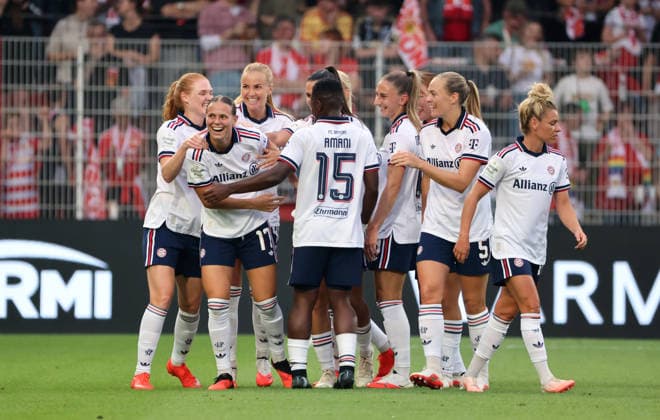 Klara Bühl (17) jubelt nach Tor zum 0:1 mit Teamkolleginnen Freude Emotion Jubel Fußball Fussball 1. Bundesliga Damen Frauen 1. Spieltag Saison 2026 2027 21.08.2026 1.FC Union Berlin vs. FC Bayern München FCB DFL regulations prohibit any use of photographs as image sequences and or quasi-video *** Klara Bühl, 17, celebrates with her teammates after scoring the 0-1 goal. Joy, Emotion, Celebration, Sports, Soccer, Women s Soccer, 1. Bundesliga Women, Matchday 1, 2026-2027 Season, August 21, 2026, 1. FC Union Berlin vs. FC Bayern Munich (FCB) DFL regulations prohibit any use of photographs as image sequences and or quasi-video