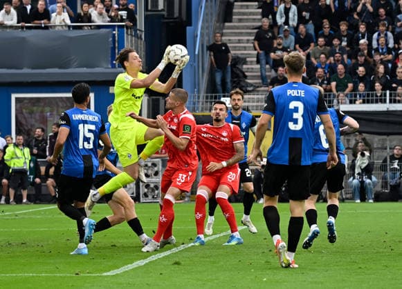 DFB-Pokal 2026 27 1. Runde Carl-Benz-Stadion SV Waldhof Mannheim (svw) - 1. FC Kaiserslautern (fck) Torwart Thijmen NIJHUIS (SV Waldhof Mannheim) klärt vor Jan ELVEDI (1. FC Kaiserslautern) DFB-Pokal *** 2026-27 DFB Cup, First Round, Carl Benz Stadium, SV Waldhof Mannheim (SVW) vs. 1. FC Kaiserslautern (FCK), Goalkeeper Thijmen NIJHUIS of SV Waldhof Mannheim clears the ball in front of Jan ELVEDI of 1. FC Kaiserslautern, DFB Cup