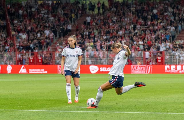 Fußball, Frauen, Saison 2026 2027, Google Pixel Frauen-Bundesliga (1. Spieltag), 1. FC Union Berlin FC Bayern München, v. l. Katharina Naschenweng (FC Bayern München), Klara Bühl (FC Bayern München) erzielt per Freistoß das Tor zum 0:1, 21.08.2026, *** Soccer, Women, 2026–2027 Season, Google Pixel Women s Bundesliga 1 Matchday , 1. FC Union Berlin vs. FC Bayern Munich; from left: Katharina Naschenweng (FC Bayern Munich) and Klara Bühl (FC Bayern Munich) scores the 0–1 goal on a free kick, August 21, 2026, Copyright: xMatthiasxKochx