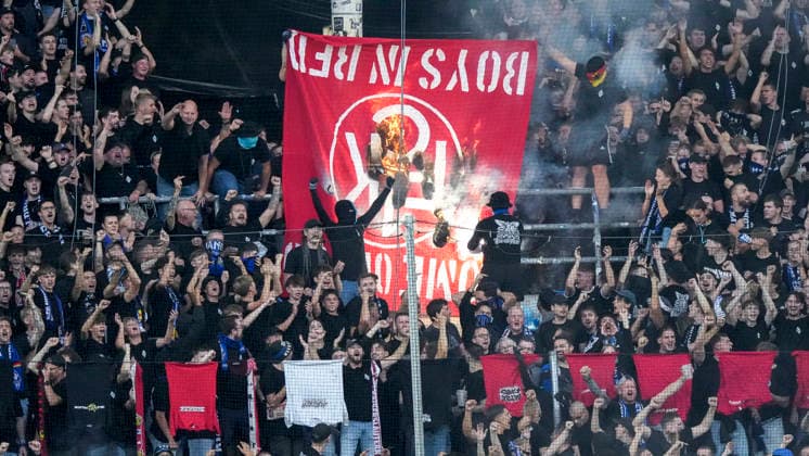 Die Ultras vom SV Waldhof Mannheim verbrennen in der Fankurve eine Fahne des 1. FC Kaiserslautern, Fans, Publikum, Zuschauer, Stimmung, Atmosphäre, Stadion, Protest, Protestaktion, protestieren, Aktion, Action, 21.08.2026, Mannheim (Deutschland), Fussball, DFB-Pokal, 1. Runde, SV Waldhof Mannheim - 1. FC Kaiserslautern, DFB DFL REGULATIONS PROHIBIT ANY USE OF PHOTOGRAPHS AS IMAGE SEQUENCES AND OR QUASI-VIDEO. *** SV Waldhof Mannheim ultras burn a 1. FC Kaiserslautern flag in the fan section; fans, crowd, spectators, mood, atmosphere, stadium, protest, protest action, protesting, action, 21 08 2026, Mannheim, Germany, soccer, DFB Cup, 1st round, SV Waldhof Mannheim vs. 1 FC Kaiserslautern, DFB and DFL regulations prohibit any use of photographs as image sequences and or quasi-video xozx