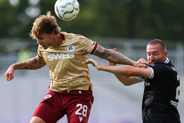 2026.08.21, xkwix, Fußball, DFB-Pokal, Preußen Münster - Karlsruher SC, LVM-Preußenstadion, 1.Runde, Saison 2026 2027: Marcel Franke (Karlsruher SC 28) im Zweikampf in der Luft gegen Rico Preissinger (Preussen Muenster 21) DFB regulations prohibit any use of photographs as image sequences and or quasi-video. Photo: xKamilxWilkowskixPressefotoKochx Nordrhein-Westfalen Deutschland *** August 21, 2026, xkwix, Soccer, DFB Cup, Preußen Münster vs. Karlsruher SC, LVM Preußenstadion, 1st Round, 2026–2027 Season: Marcel Franke of Karlsruher SC, No. 28, in an aerial duel against Rico Preissinger of Preußen Münster, No. 21. DFB regulations prohibit any use of photographs as image sequences and or quasi-video. Photo: xKamilxWilkowskixPressefotoKochx, North Rhine-WestGermany