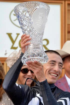 21.08.2026, York, North Yorkshire, GBR - Jockey Juan Hernandez with the trophy after winning the Nunthorphe Stakes. York racecourse. (Siegerehrung, Bacio, Hernandez, Sieg) 260821C951YORK.JPG *** August 21, 2026, York, North Yorkshire, UK Jockey Juan Hernandez with the trophy after winning the Nunthorpe Stakes at York Racecourse; award ceremony, Bacio, Hernandez, victory 260821C951YORK JPG