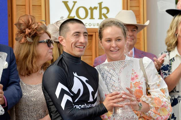 21.08.2026, York, North Yorkshire, GBR - Jockey Juan Hernandez with the trophy after winning the Nunthorphe Stakes. York racecourse. (Siegerehrung, Bacio, Hernandez, Sieg) 260821C952YORK.JPG *** August 21, 2026, York, North Yorkshire, UK Jockey Juan Hernandez with the trophy after winning the Nunthorpe Stakes at York Racecourse; award ceremony, Bacio, Hernandez, victory 260821C952YORK JPG