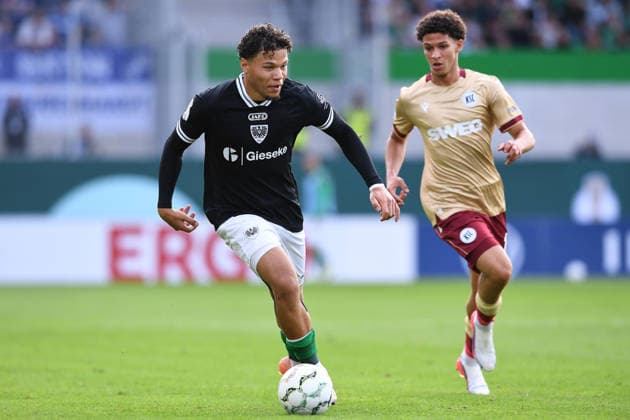 Fußball DFB-Pokal 1. Runde SC Preußen Münster - Karlsruher SC am 21.08.2026 im LVM-Preußenstadion in Münster Montell Chinonso Ndikom ( Münster ), vorne - Louey Ben Farhat ( Karlsruhe ), hinten DFB regulations prohibit any use of photographs as image sequences and or quasi-video. *** Soccer, DFB Cup, First Round: SC Preußen Münster vs. Karlsruher SC on August 21, 2026, at the LVM Preußenstadion in Münster. Montell Chinonso Ndikom (Münster, front); Louey Ben Farhat (Karlsruhe, back). DFB regulations prohibit any use of photographs as image sequences and or quasi-video. xRx