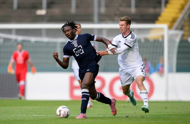 (l-r) Farid Omorou (Tönis), Elias Baum (Eintracht Frankfurt) Aktion, Zweikampf, Foul, Fussball DFB Pokal 1. Runde, SC St. Tönis - Eintracht Frankfurt, am 21.08.2026 in Krefeld Deutschland. Grotenburg-Stadion *** l r Farid Omorou Tönis, Elias Baum, Eintracht Frankfurt; Action, Tackle, Foul, Soccer, DFB Cup First Round, SC St. Tönis vs. Eintracht Frankfurt, on August 21, 2026, in Krefeld, Germany, at Grotenburg Stadium