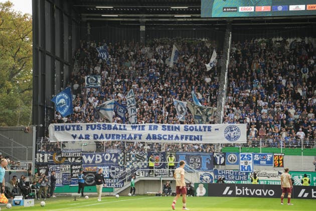 Deutschland: DFB Pokal 2026 2027 1.Runde, SC Preußen Münster vs Karlsruher SC, Freitag 21.08.2026 LVM-Preußenstadion (Münster, Nordrhein-Westfalen, Deutschland) Choreo Auswärtsfans gegen VAR *** Germany, DFB Cup 2026–2027, First Round: SC Preußen Münster vs. Karlsruher SC, Friday, August 21, 2026, LVM Preußenstadion, Münster, North Rhine-Westphalia, Germany; Choreographed display by away fans protesting VAR Copyright: xMerlexKölkingx