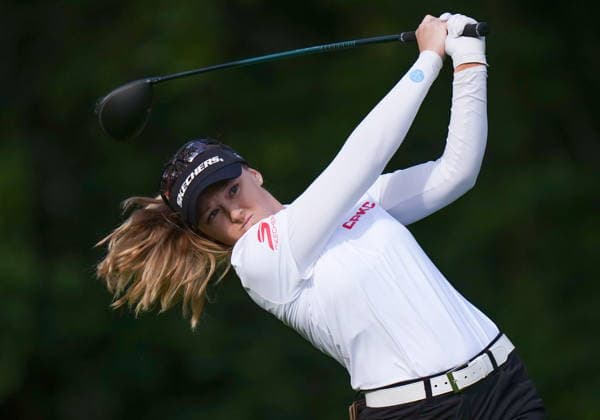 Sport Bilder des Tages August 21, 2026, Edmonton, Ab, CANADA: Canada s Brooke Henderson, of Smiths Falls, Ont., hits her tee shot on the 14th hole during the second round at the LPGA, Golf Damen CPKC Canadian Women s Open golf tournament, in Edmonton, on Friday, Aug. 21, 2026. Canada News - August 21, 2026  - ZUMAc35_ 20260821_zaf_c35_040 Copyright: xDarrylxDyckx