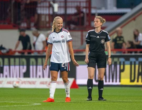 Fußball, Frauen, Saison 2026 2027, Google Pixel Frauen-Bundesliga (1. Spieltag), 1. FC Union Berlin FC Bayern München, v. l. Pernille Harder (FC Bayern München), Schiedsrichterin Miriam Schwermer, Jubel nach Tor zum 0:2, 21.08.2026, *** Soccer, Women, 2026–2027 Season, Google Pixel Women s Bundesliga Matchday 1, 1. FC Union Berlin vs. FC Bayern Munich, from left: Pernille Harder (FC Bayern Munich), referee Miriam Schwermer, celebration after the goal making it 0–2, August 21, 2026, Copyright: xMatthiasxKochx