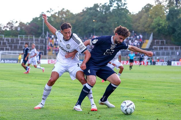 21.08.2026, Fußball, SC St. Tönis - Eintracht Frankfurt, 1. Runde DFB-Pokal 2026 27, Grotenburg-Stadion in Krefeld, Saison 2026 2027: Younes Ebnoutalib (Eintracht Frankfurt 11) im Zweikampf gegen Memlan Darwish (SC St. Tönis 04) DFB regulations prohibit any use of photographs as image sequences and or quasi-video. Nordrhein-Westfalen Deutschland *** August 21, 2026, Soccer, SC St. Tönis vs. Eintracht Frankfurt, 1st Round of the 2026–27 DFB Cup, Grotenburg Stadium in Krefeld, 2026–2027 season: Younes Ebnoutalib (No. 11, Eintracht Frankfurt) in a tackle against Memlan Darwish (SC St. Tönis 04). DFB regulations prohibit any use of photographs as image sequences and or quasi-video. North Rhine-Westphalia, Germany