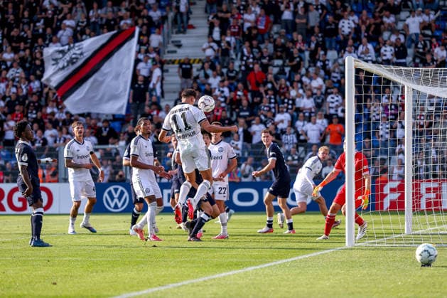 21.08.2026, Fußball, SC St. Tönis - Eintracht Frankfurt, 1. Runde DFB-Pokal 2026 27, Grotenburg-Stadion in Krefeld, Saison 2026 2027: Torschuss Strafraumaktion Kopfball Kopfballtor Tor zum 9:0 durch Torschütze Younes Ebnoutalib (Eintracht Frankfurt 11) zusammen mit DFB regulations prohibit any use of photographs as image sequences and or quasi-video. Nordrhein-Westfalen Deutschland *** August 21, 2026, Soccer, SC St. Tönis vs. Eintracht Frankfurt, 1st Round of the 2026–27 DFB Cup, Grotenburg Stadium in Krefeld, 2026–2027 season, shot on goal, penalty area play, header, header goal, goal to make it 9–0 by scorer Younes Ebnoutalib, Eintracht Frankfurt 11. In accordance with DFB regulations, any use of photographs as image sequences and or quasi-video is prohibited. North Rhine-Westphalia, Germany