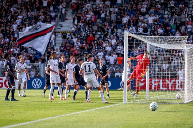 21.08.2026, Fußball, SC St. Tönis - Eintracht Frankfurt, 1. Runde DFB-Pokal 2026 27, Grotenburg-Stadion in Krefeld, Saison 2026 2027: Torschuss Strafraumaktion Kopfball Kopfballtor Tor zum 9:0 durch Torschütze Younes Ebnoutalib (Eintracht Frankfurt 11) zusammen mit DFB regulations prohibit any use of photographs as image sequences and or quasi-video. Nordrhein-Westfalen Deutschland *** August 21, 2026, Soccer, SC St. Tönis vs. Eintracht Frankfurt, 1st Round of the 2026–27 DFB Cup, Grotenburg Stadium in Krefeld, 2026–2027 season, shot on goal, penalty area play, header, header goal, goal to make it 9–0 by scorer Younes Ebnoutalib, Eintracht Frankfurt 11. In accordance with DFB regulations, any use of photographs as image sequences and or quasi-video is prohibited. North Rhine-Westphalia, Germany