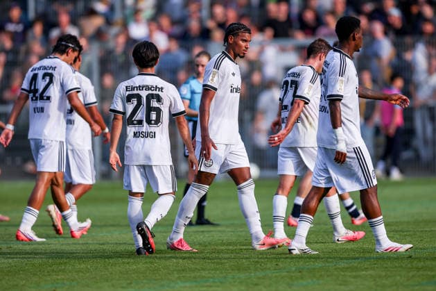 21.08.2026, Fußball, SC St. Tönis - Eintracht Frankfurt, 1. Runde DFB-Pokal 2026 27, Grotenburg-Stadion in Krefeld, Saison 2026 2027: Torjubel nach dem Tor zum 10:0 durch Torschütze Mario Götze (Eintracht Frankfurt 27) zusammen mit DFB regulations prohibit any use of photographs as image sequences and or quasi-video. Nordrhein-Westfalen Deutschland *** August 21, 2026, Soccer, SC St. Tönis vs. Eintracht Frankfurt, First Round of the 2026–27 DFB Cup, Grotenburg Stadium in Krefeld, 2026–2027 season. Celebrations following the 10–0 goal scored by Mario Götze of Eintracht Frankfurt 27. DFB regulations prohibit any use of photographs as image sequences and or quasi-video. North Rhine-Westphalia, Germany