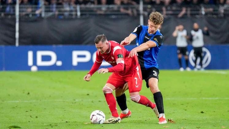 v.li.: Marlon Ritter (FCK, 7), Moritz Polte (SV Waldhof, 3), Zweikampf, Spielszene, Duell, duel, tackle, tackling, Dynamik, Action, Aktion, 21.08.2026, Mannheim (Deutschland), Fussball, DFB-Pokal, 1. Runde, SV Waldhof Mannheim - 1. FC Kaiserslautern, DFB DFL REGULATIONS PROHIBIT ANY USE OF PHOTOGRAPHS AS IMAGE SEQUENCES AND OR QUASI-VIDEO. *** v li Marlon Ritter FCK, 7, Moritz Polte SV Waldhof, 3, tackle, game scene, duel, tackle, tackling, dynamism, action, 21 Aug 2026, Mannheim, Germany, soccer, DFB Cup, 1st round, SV Waldhof Mannheim 1 vs. FC Kaiserslautern, DFB DFL REGULATIONS PROHIBIT ANY USE OF PHOTOGRAPHS AS IMAGE SEQUENCES AND OR QUASI-VIDEO xozx