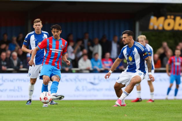 21.08.2026, Fussball, Herren, Krombacher NFV-Pokal, SV Drochtersen Assel - BSV Kickers Emden Semin Kojic (blau 10 BSV Kickers Emden) im Zweikampf mit Kevin Ingreso (18 SV Drochtersen Assel) *** August 21, 2026, Soccer, Men s, Krombacher NFV Cup, SV Drochtersen Assel vs. BSV Kickers Emden, Semin Kojic (blue, 10) of BSV Kickers Emden battles for the ball with Kevin Ingreso (18) of SV Drochtersen Assel