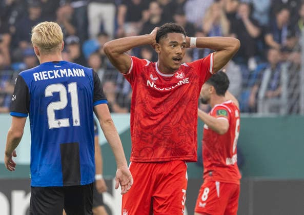 Im Bild: v.li. Julian Rieckmann (SV Waldhof Mannheim 07, 21) und Verwunderung bei Thierry Tazemeta (1. FC Kaiserslautern, 39) 21.08.2026, SV Waldhof Mannheim 07 - 1. FC Kaiserslautern, DFB-Pokal, 1. Runde, Deutschland, Mannheim, Carl-Benz-Stadion, DFL REGULATIONS PROHIBIT ANY USE OF PHOTOGRAPHS AS IMAGE SEQUENCES AND OR QUASI-VIDEO. *** Pictured from left: Julian Rieckmann (SV Waldhof Mannheim 07, 21) and a surprised Thierry Tazemeta (1. FC Kaiserslautern, 39) on August 21, 2026, SV Waldhof Mannheim 07 vs. 1 FC Kaiserslautern, DFB Cup, First Round, Germany, Mannheim, Carl Benz Stadium. DFL regulations prohibit any use of photographs as image sequences and or quasi-video. Copyright: HMBxMedia xJulienxBecker