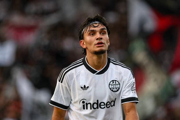 21.08.2026, GER, Fussball, Herren, DFB-Pokal, Saison 2026 2027, SC St. Tönis vs Eintracht Frankfurt Can Uzun (Frankfurt) schaut Krefeld Grotenburg-Stadion Nordrhein-Westfalen Deutschland *** August 21, 2026, GER, Soccer, Men s, DFB Cup, 2026–2027 Season, SC St. Tönis vs. Eintracht Frankfurt, Can Uzun, Frankfurt, at Krefeld Grotenburg Stadium, North Rhine-Westphalia, Germany Copyright: xAdrianxSchlüterx