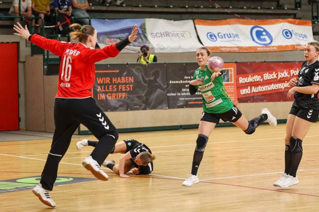 2026-08-21 , Reinickendorfer Füchse Frauen-Werder Bremen, Frauen, Handball, DHB-Pokal, 1. Runde , Sömmeringhalle Anais Gouveia (Reinickendorfer Füchse Frauen, 09), Yasmin Celina Friesen (SV Werder Bremen, 16) Berlin Berlin Germany *** August 21, 2026, Reinickendorfer Füchse Women vs. Werder Bremen Women, Handball, DHB Cup, Round 1, Sömmeringhalle, Anais Gouveia (Reinickendorfer Füchse Women), 09, Yasmin Celina Friesen (SV Werder Bremen), 16, Berlin, Berlin, Germany
