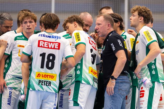 21.08.2026. 1. Runde im DHB Pokal, TuSEM Essen - SC DHfK Leipzig. Trainer Frank Carstens (SC DHfK Leipzig) gibt in der Auszeit Anweisungen. Essen Am Hallo NRW Deutschland xRHR-FOTO DEx *** August 21, 2026, 1st Round of the DHB Cup, TuSEM Essen vs. SC DHfK Leipzig; Coach Frank Carstens of SC DHfK Leipzig gives instructions during a timeout; Essen; At the Hallo NRW; Germany; xRHR; PHOTO: DEx Copyright: DennisxEwert RHR-FOTOx RHR-FOTO DE
