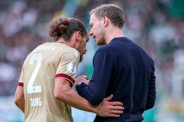 2026.08.21, xkwix, Fußball, DFB-Pokal, Preußen Münster - Karlsruher SC, LVM-Preußenstadion, 1.Runde, Saison 2026 2027: Sebastian Jung (Karlsruher SC 2) spricht mit Maximilian Senft (Karlsruher SC Trainer) nach Tor zum 1:2 am Seitenrand DFB regulations prohibit any use of photographs as image sequences and or quasi-video. Photo: xKamilxWilkowskixPressefotoKochx Nordrhein-Westfalen Deutschland *** August 21, 2026, xkwix, Soccer, DFB Cup, Preußen Münster vs. Karlsruher SC, LVM Preußenstadion, 1st Round, 2026–2027 season: Sebastian Jung of Karlsruher SC 2 speaks with Maximilian Senft, Karlsruher SC coach, on the sideline after scoring the goal to make it 1–2. DFB regulations prohibit any use of photographs as image sequences and or quasi-video. Photo: xKamilxWilkowskixPressefotoKochx, North Rhine-Westphalia, Germany