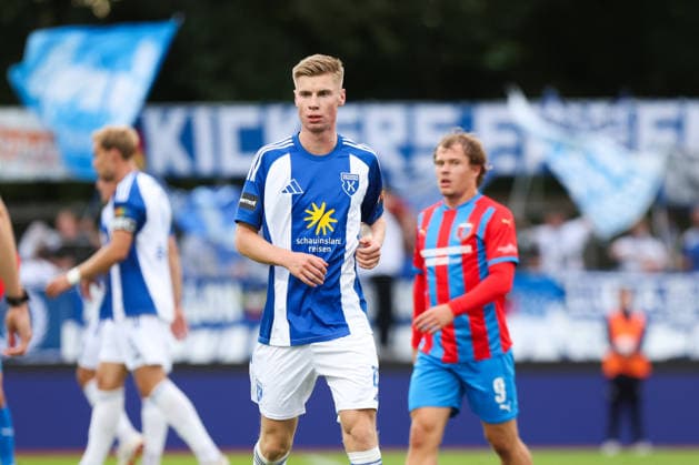 21.08.2026, Fussball, Herren, Krombacher NFV-Pokal, SV Drochtersen Assel - BSV Kickers Emden Jannes Warnken (blau 23 BSV Kickers Emden) mit Tom Sanne (9 SV Drochtersen Assel) *** August 21, 2026, Soccer, Men s, Krombacher NFV Cup, SV Drochtersen Assel vs. BSV Kickers Emden, Jannes Warnken (blue 23), BSV Kickers Emden with Tom Sanne (9), SV Drochtersen Assel